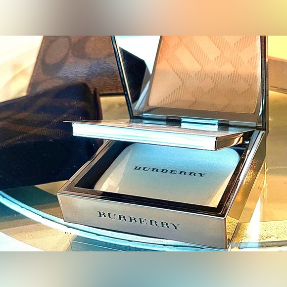 Burberry Gorgeous Compact Foundation Pressed powder NIB Fresh Glow Almond No 43 - Picture 6 of 11